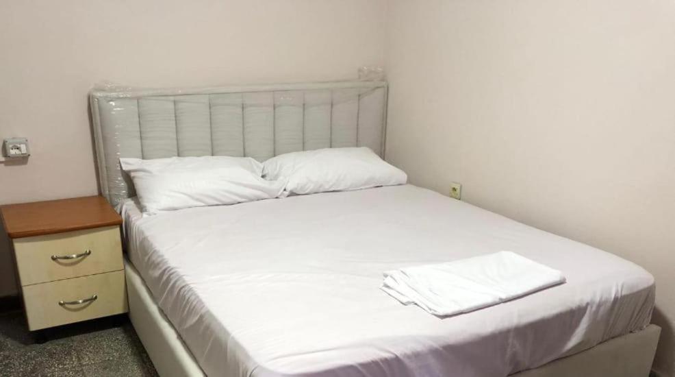 Royal Hostel Тирана Екстериор снимка