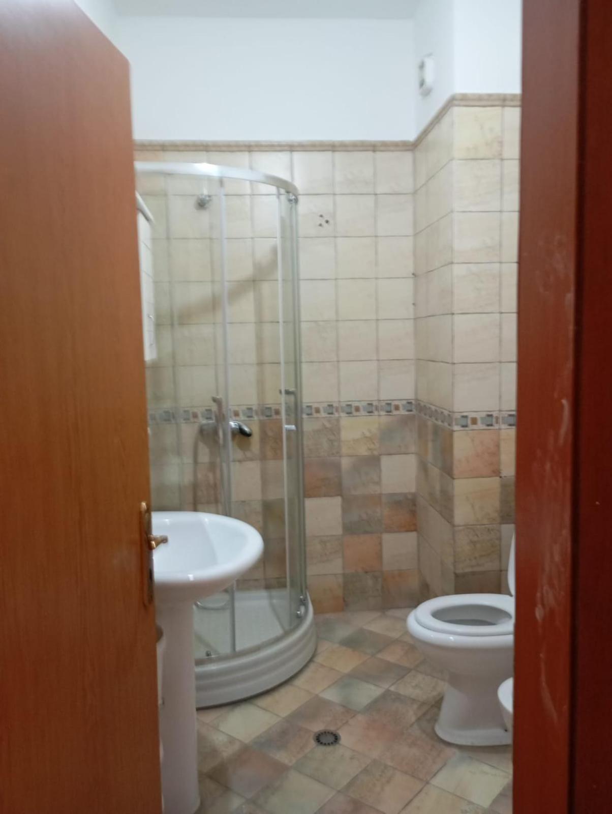 Royal Hostel Тирана Екстериор снимка